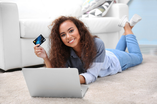 young woman using credit card - Foto, Bild