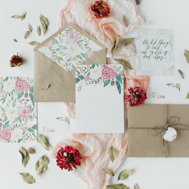 Wedding invitation cards and roses - Фото, изображение