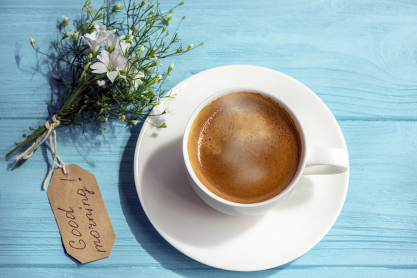 Tasse à café aux fleurs blanches et notes bonjour
  - Photo, image