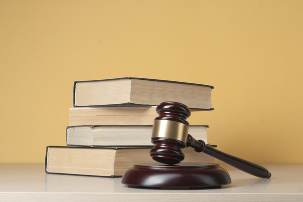 Jogi fogalom - könyv fa bírák marok táblázat a tárgyalóteremben vagy végrehajtási Hivatal. - Fotó, kép