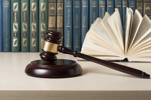法の概念 - 木製裁判官小槌と法廷または施行のオフィスのテーブルの上の本. - 写真・画像