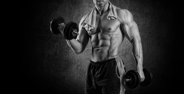 Nahaufnahme eines hübschen, kraftvollen, athletischen Mannes Bodybuilder bei der Übung - Foto, Bild
