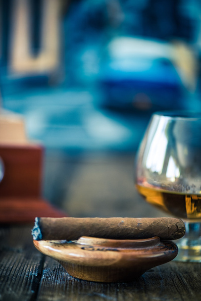 kubánský doutník a sklenice rumu nebo koňaku - Fotografie, Obrázek
