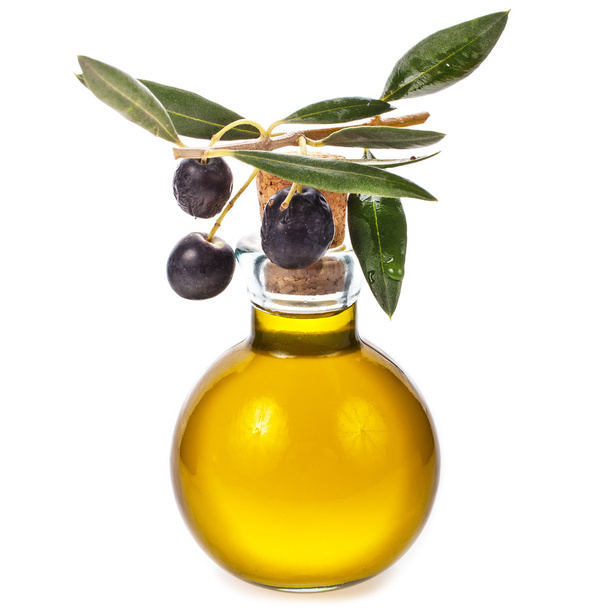 Skleněná konvice olivového oleje s olivami na větvičku izolovaná na bílém pozadí - Fotografie, Obrázek
