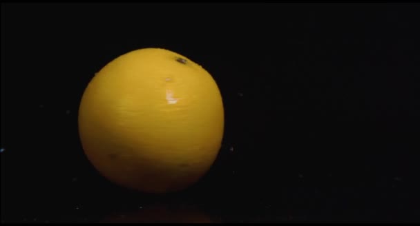 Spinning orange na ziemi w zwolnionym tempie - Materiał filmowy, wideo