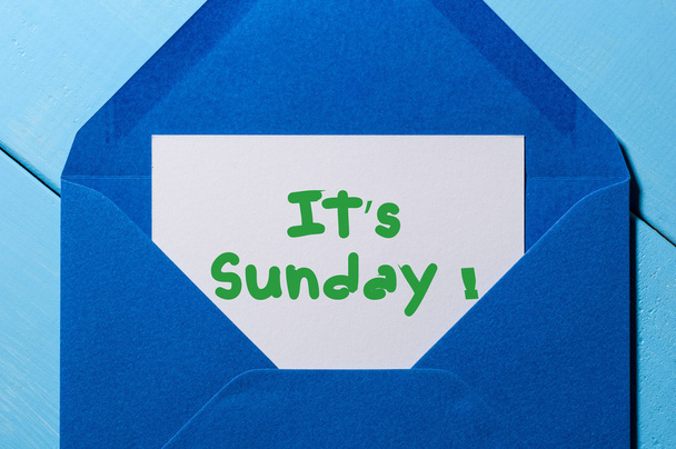 Τα λόγια της Κυριακής είναι γραμμένα σε μια ειρήνη χαρτιού σε μπλε φάκελο. Καλή ιδέα εβδομάδας - Φωτογραφία, εικόνα