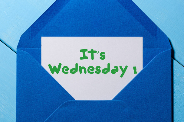 É quarta-feira em folha de papel em envelope azul. Conceito da semana feliz
 - Foto, Imagem