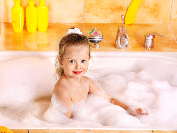 Lavaggio bambini in bagno di bolle
 . - Foto, immagini