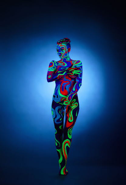 Erotica in ultraviolet light. Nude girl posing - Fotoğraf, Görsel