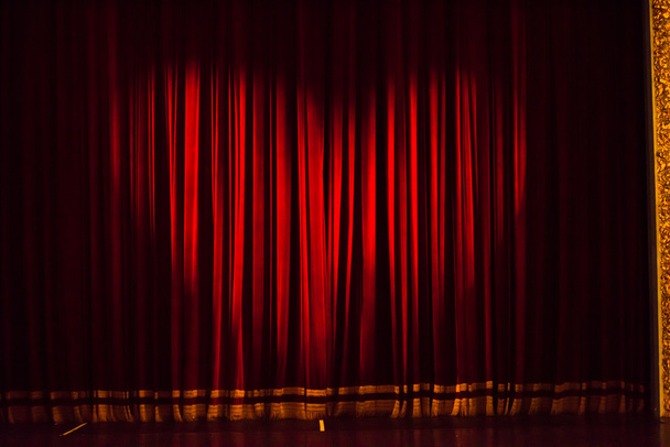 kurtyny na scenie lub zasłony czerwone tło - Zdjęcie, obraz