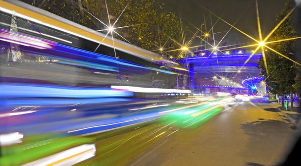θολή μονοπάτια οχήματα μεγάλης ταχύτητας σε αστικές οδούς - Φωτογραφία, εικόνα
