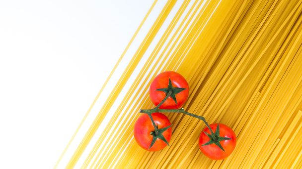 Espaguete e tomate cereja
 - Foto, Imagem