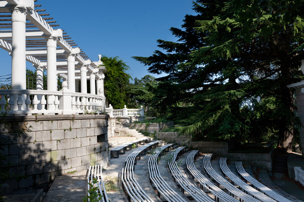 Los asientos del anfiteatro y la columnata
 - Foto, Imagen