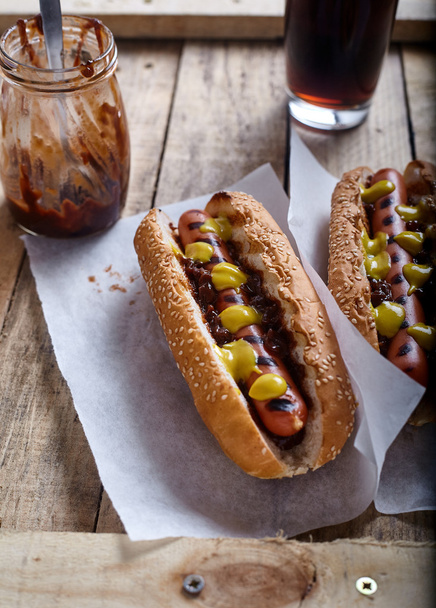 Grillowane Hot Doga z cola na tle drewna - Zdjęcie, obraz
