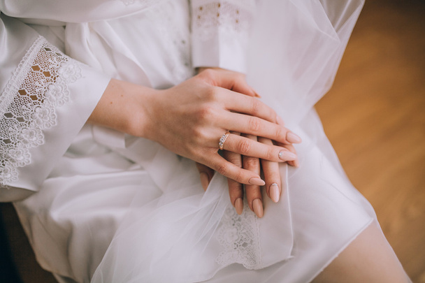 Las manos de la novia con anillo
 - Foto, Imagen