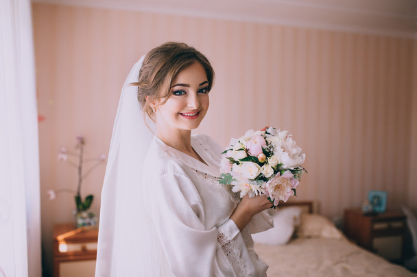 držení kytice nevěsty - Fotografie, Obrázek