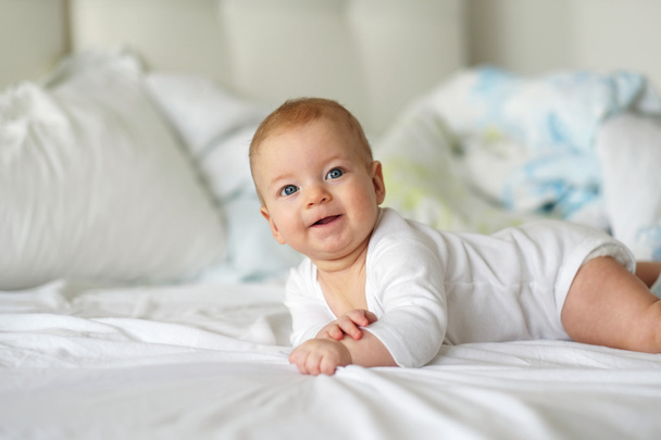 Bebé con ojos azules
 - Foto, Imagen