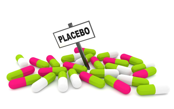 Concept de pilules placebo avec des pilules isolées sur fond blanc
 - Photo, image