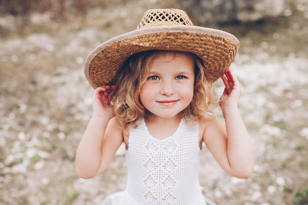 girl wearing a hat outdoors - Foto, afbeelding