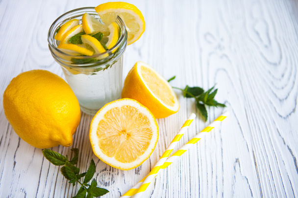Lemonade with fresh lemon and mint on white vintage wooden backg - Foto, Imagem