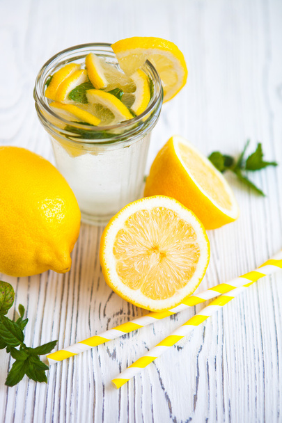 Lemonade with fresh lemon and mint on white vintage wooden backg - Foto, Bild