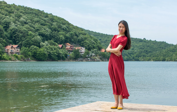 Γυναίκα να στέκεται μπροστά από μια λίμνη - Φωτογραφία, εικόνα