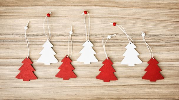Kırmızı ve beyaz dekoratif küçük Noel ağaçları - Fotoğraf, Görsel