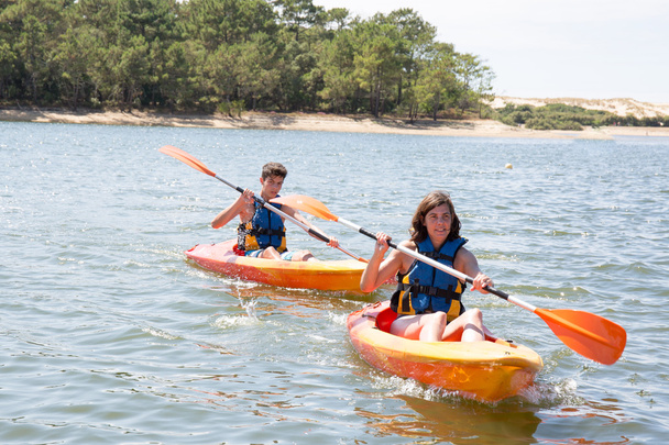 Deux personnes parcourent la rivière en kayak en été
. - Photo, image