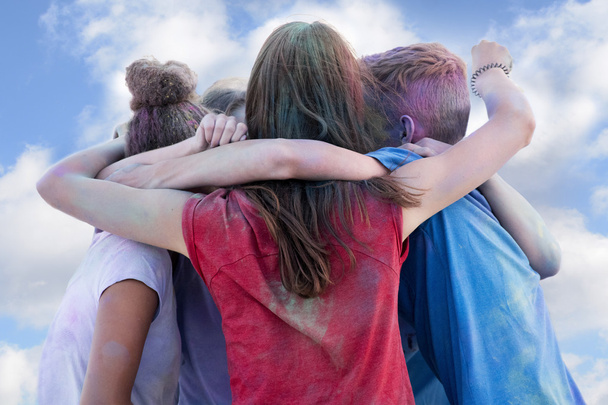 groep van jonge tiener plezier op een festival van holi en knuffelen als beste vrienden - Foto, afbeelding