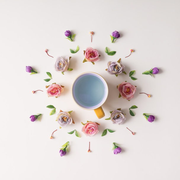 Tasse à thé dans le cadre de fleurs
 - Photo, image