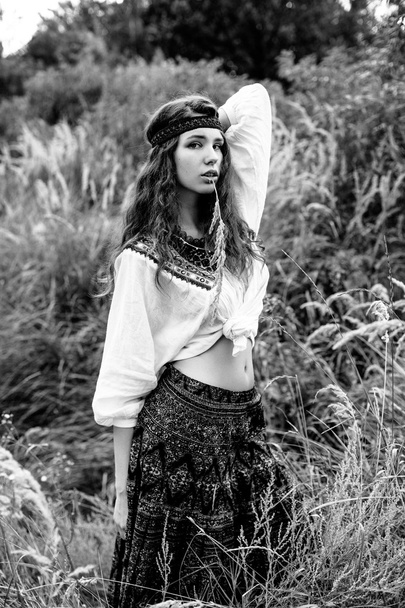 Young girl in folk clothes - Foto, Imagem