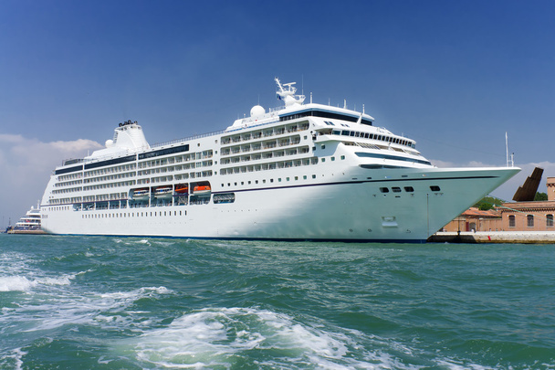 large white cruise ship - Φωτογραφία, εικόνα