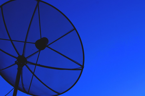 Antena satelitarna w błękitne niebo - Zdjęcie, obraz