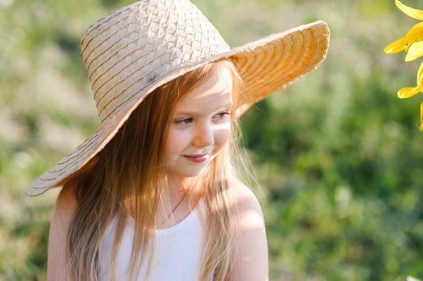 Cute girl in straw hat - Foto, immagini