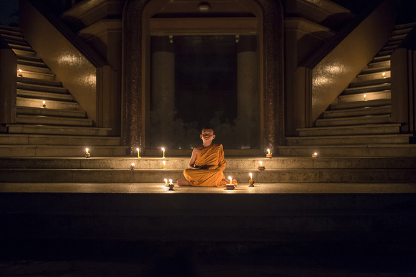 Kezdő fiú meditáció - Fotó, kép