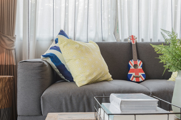 σετ μαξιλαριών σε μοντέρνο γκρι καναπέ στο σαλόνι με λάμπα  - Φωτογραφία, εικόνα