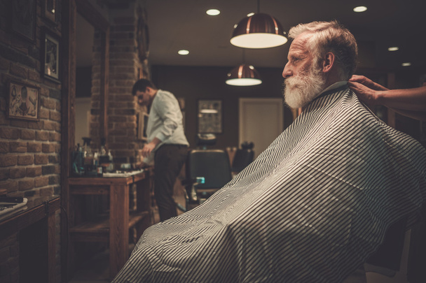 Uomo anziano in visita parrucchiere
  - Foto, immagini