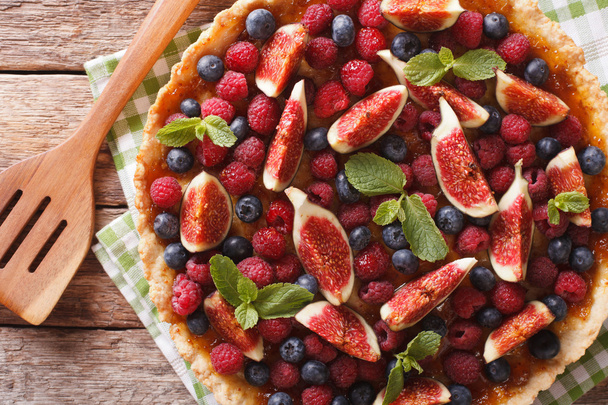 tart with fresh figs, raspberries and blueberries. Horizontal to - Photo, Image