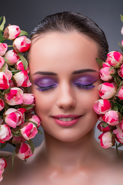 Mujer joven con flores en concepto de belleza
 - Foto, Imagen