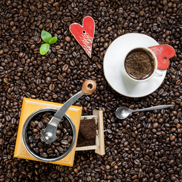 taza de café y molinillo de café
 - Foto, Imagen
