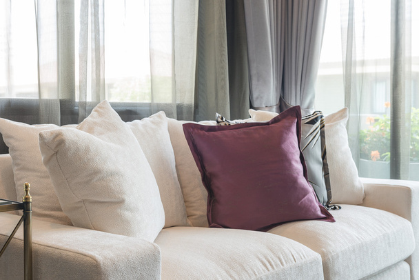 luxe woonkamer ontwerp met witte Bank  - Foto, afbeelding
