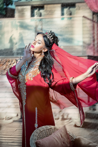 beautiful slim woman arabian turkish oriental artist in carnival costume - Valokuva, kuva