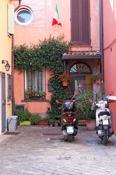 İtalyan bayrağı ve Scooter Rimini İtalya ile eski ev - Fotoğraf, Görsel
