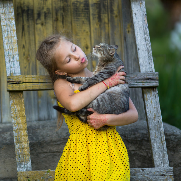 Llittle meisje houden van een kat - Foto, afbeelding