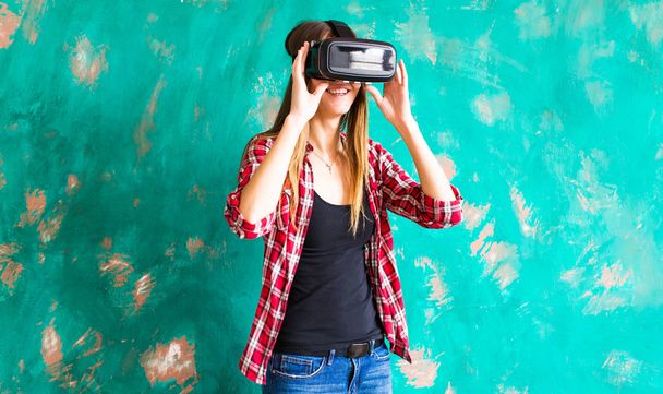 Технологии, развлечения и люди - счастливая молодая женщина с гарнитурой виртуальной реальности или 3D очками
 - Фото, изображение