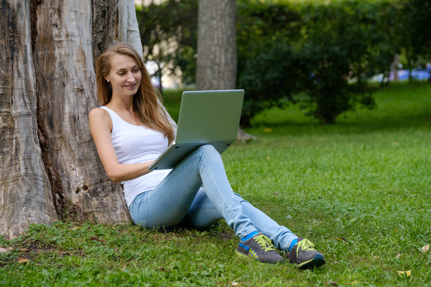 Dizüstü bilgisayar kullanan genç kadın - Fotoğraf, Görsel
