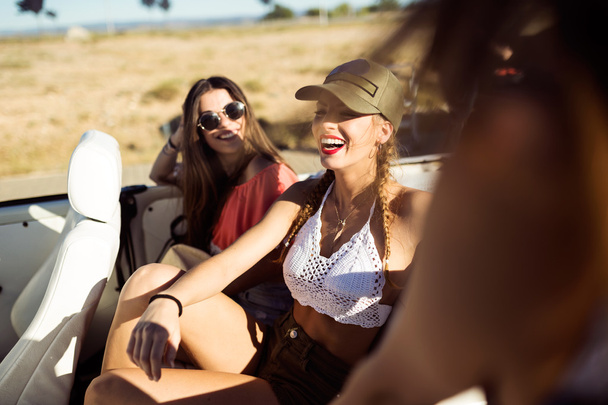 Tre belle giovani donne che guidano in viaggio su bella summe
 - Foto, immagini