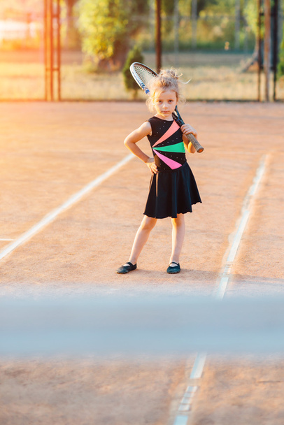 Malá roztomilá holka hraje tenis - Fotografie, Obrázek
