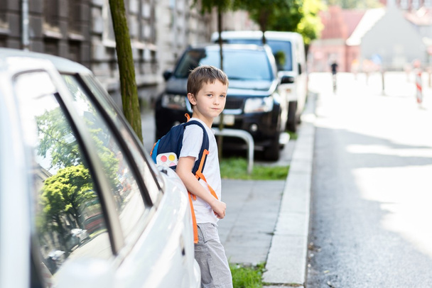 Camino peligroso a la escuela
 - Foto, imagen