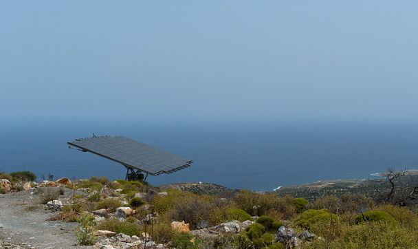 Одна панель сонячної батареї на горі
 - Фото, зображення